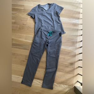 Figs - graphite scrub set- size small
